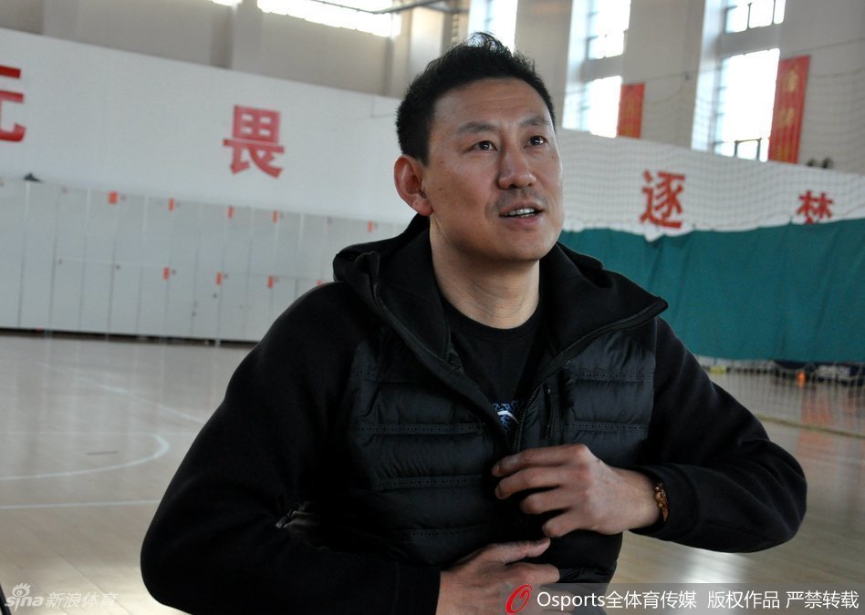 满载行李的京牌轿车停靠在山东省体育局训练基地，李楠拉开车门，午后阳光下他面带微笑，开启了执教生涯的济南新篇章。