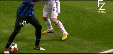 梅西c罗中枪!球星遭穿裆羞辱瞬间(gif)_高清图集_新浪