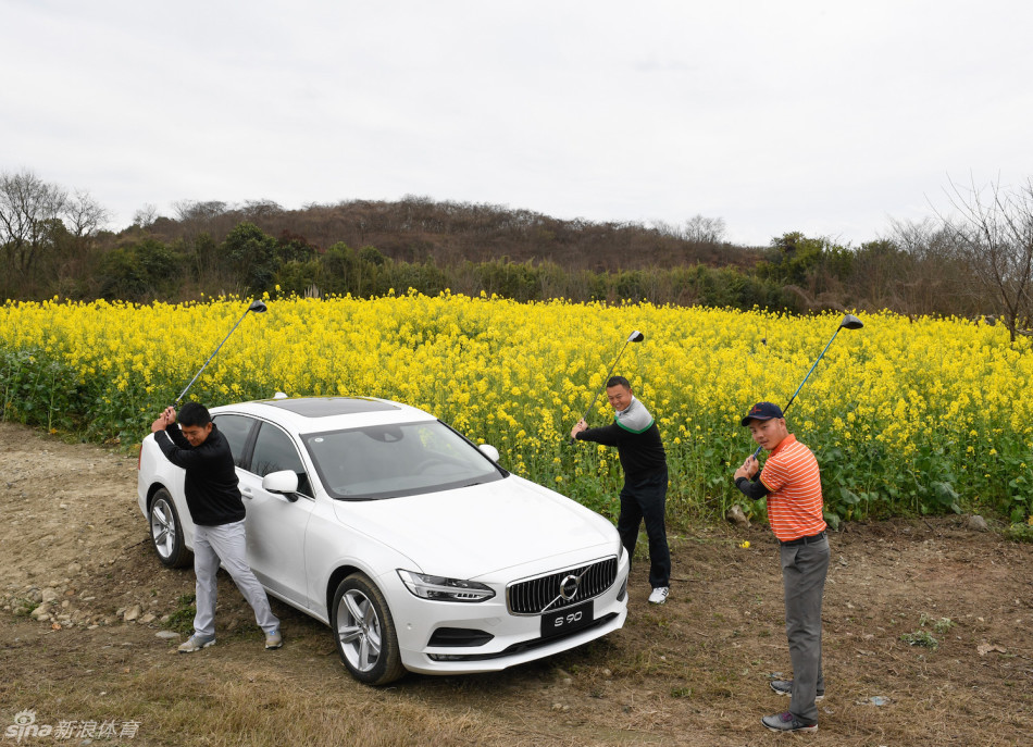 观众聚集在果岭旁，屏息凝神观看球员挑战关键推杆