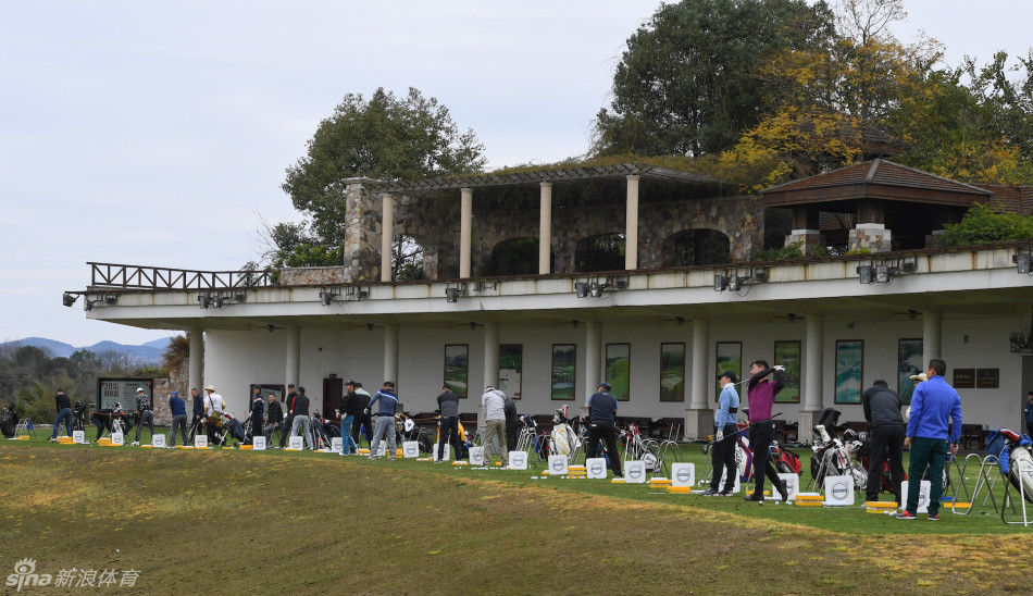 夕阳余晖洒在静谧的观岭球场上，湖水倒映着天光，宛如一幅油画