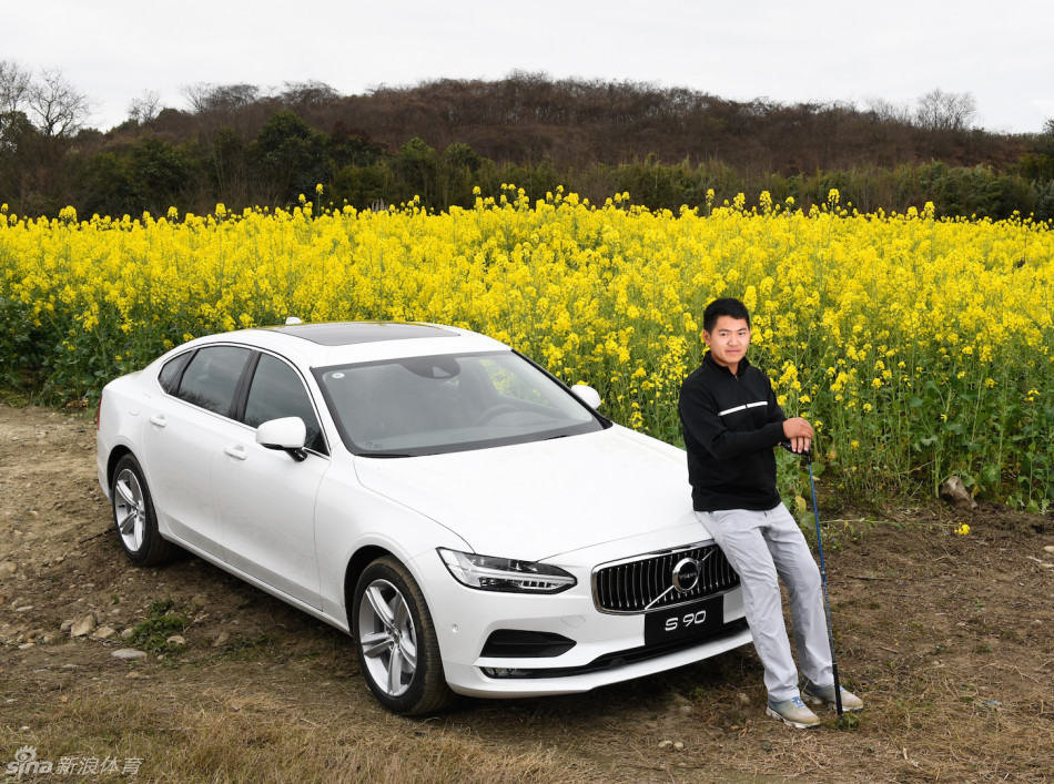 赛事工作人员认真整理场地，确保每一片草坪都以最佳状态迎接挑战