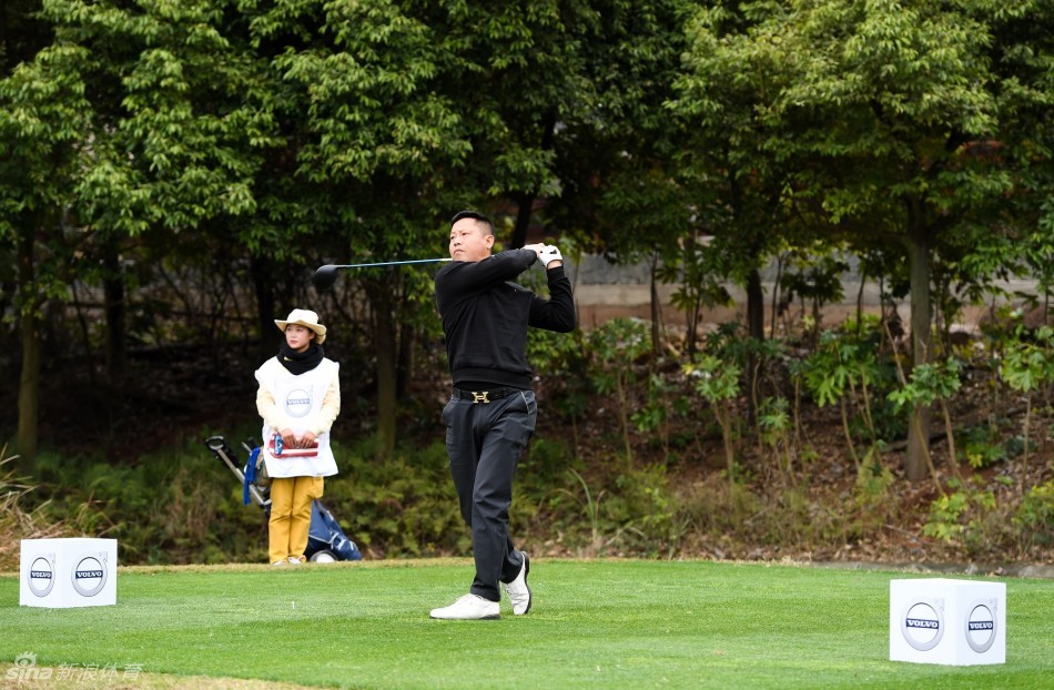 球员在练习场专注热身，白色小球在蓝天下一字排开，划出优美弧线