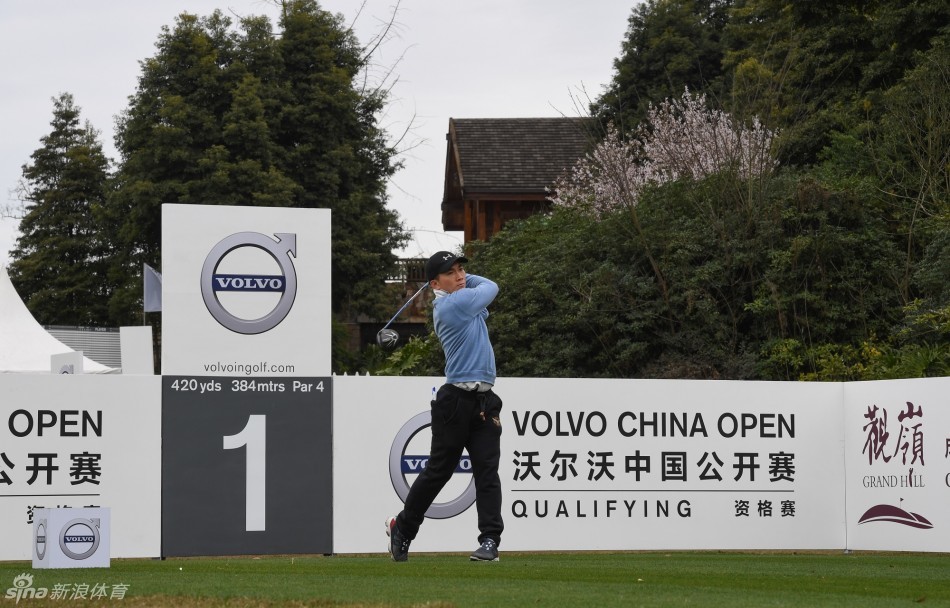 比赛激烈进行中，球员在沙坑中沉稳救球，沙砾飞扬间尽显专业