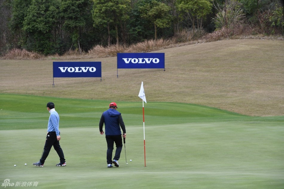 球员与裁判同行于球道，专注讨论地形与规则，体现高尔夫运动严谨精神