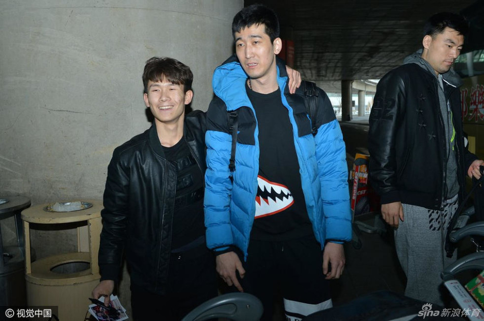 接机现场人声鼎沸,球迷们高举着“无论成败 与辽同在”的标语牌,眼神热切地望向出口方向,他们的脸上写满了对英雄归来的期盼与骄傲。