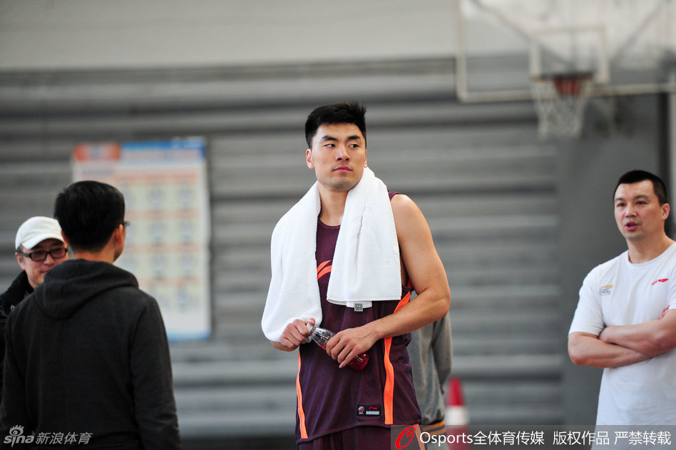 训练馆的地板上映射出李晓旭孤独的影子，汗水滴落在地板上，折射出他为了回归赛场付出的艰辛努力。