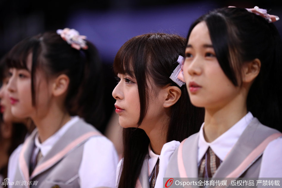 灯光变换，少女们的身影在光影交错中更显灵动，她们仿佛是从二次元走出的篮球宝贝，用最甜美的微笑融化着每一位观众的心。