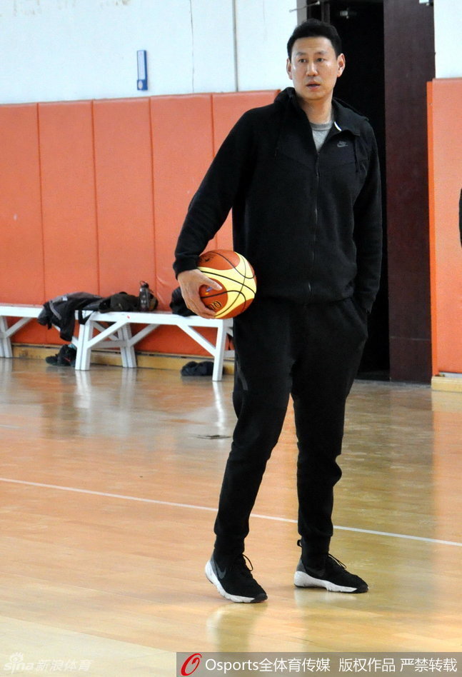 全神贯注,李楠指导手持战术板,正俯身向队员们面授机宜,每一个手势都传递着战术的精髓。