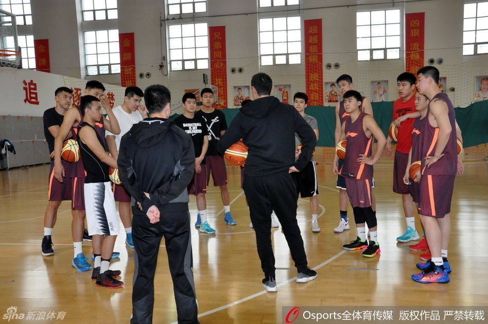 内线悍将贾诚在低位卡位要球,他的手臂肌肉线条分明,身后是激烈的身体对抗,展现着全运会级别的防守强度。