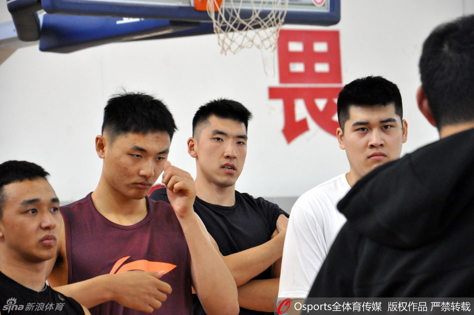 训练场上,山东男篮队员们正在进行折返跑,汗水浸湿了球衣,但每个人的眼神都充满坚毅,只为在全运会赛场上绽放。