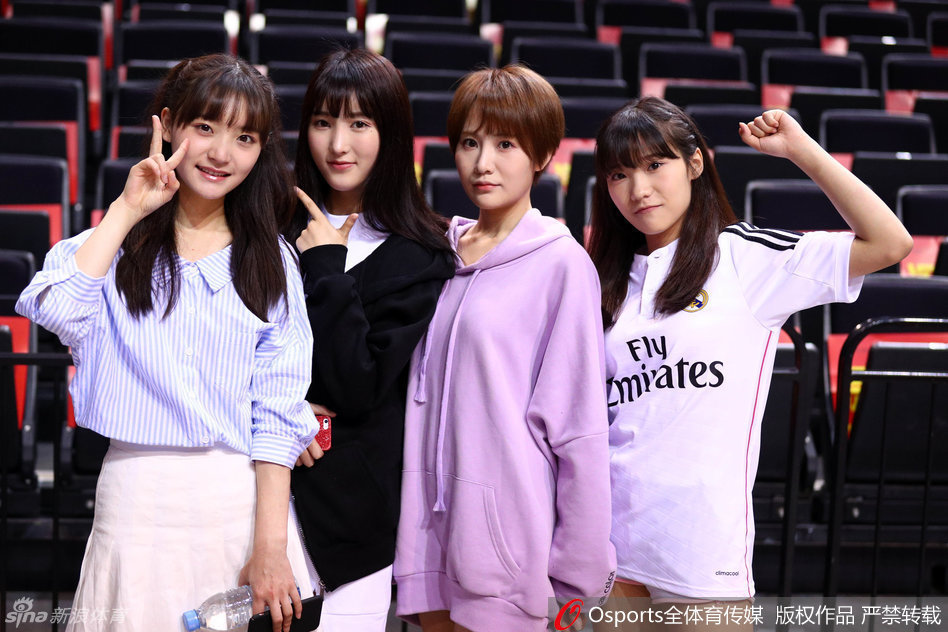 舞台中央，聚光灯倾泻而下，GNZ48全员身着蓝白相间的统一制服，在CBA季后赛半决赛现场摆出元气满满的ending pose，少女们的裙摆随着动作轻盈飘起。