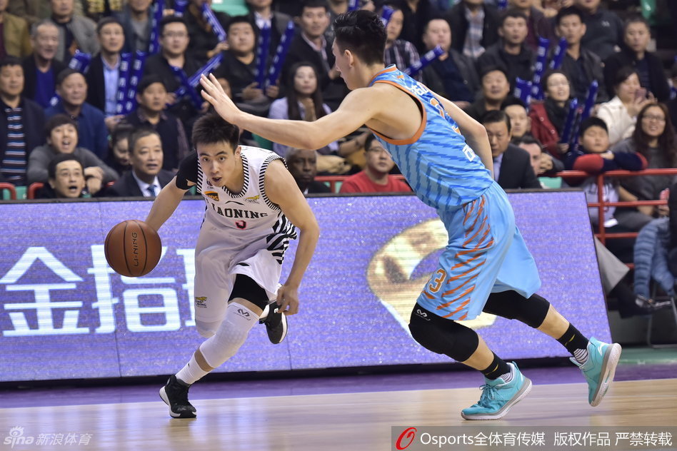 新疆队球员在全场球迷的助威声中依次出场,眼神中透露出对胜利的渴望,红山体育馆的魔鬼氛围已然拉满。