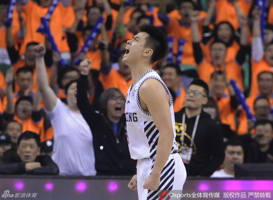 暂停期间,辽宁队主教练郭士强手持战术板,蹲在地上对着郭艾伦和赵继伟面授机宜,两人认真聆听,汗水不断滴落在地板上。