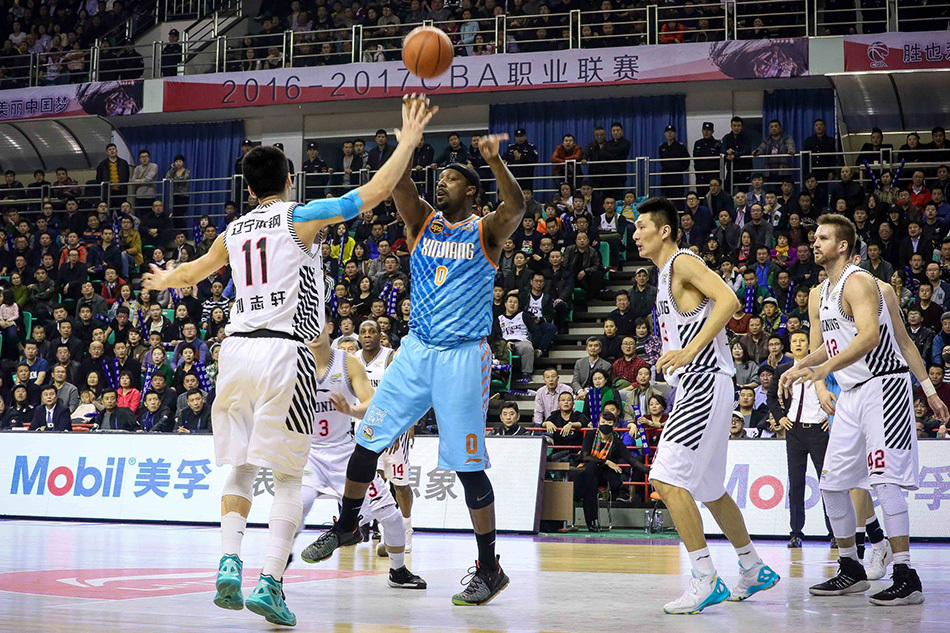 布莱切在弧顶送出巧妙击地传球,篮球穿越辽宁队的防线,精准找到切入的队友,展现了昔日NBA球星的风采。