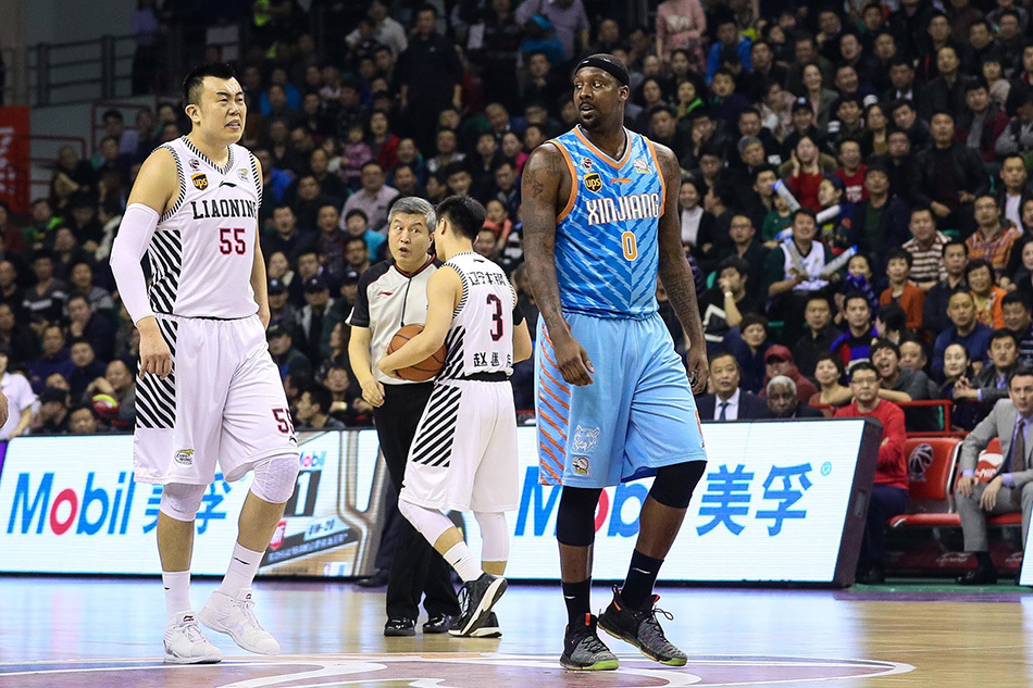 韩德君用强壮的身体死死卡住布莱切,两人在内线展开激烈肉搏,手臂纠缠在一起,汗水在空中飞溅。