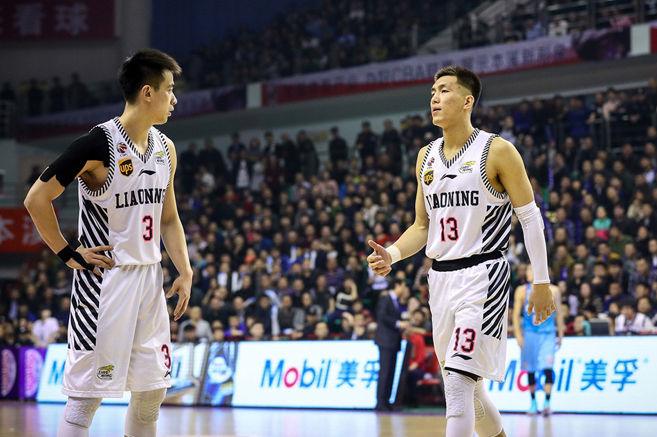 辽宁后场双枪郭艾伦与赵继伟同时在场,郭艾伦眼神坚毅地持球推进,赵继伟则在一旁接应,两人随时准备撕开对手防线。