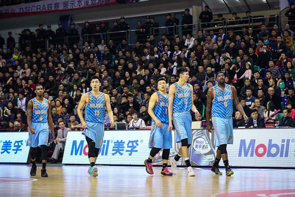 完成绝杀的赵继伟紧握双拳,仰天长啸,身旁的队友们疯狂地冲向他,这一刻他证明了自己是辽宁队最冷血的杀手。