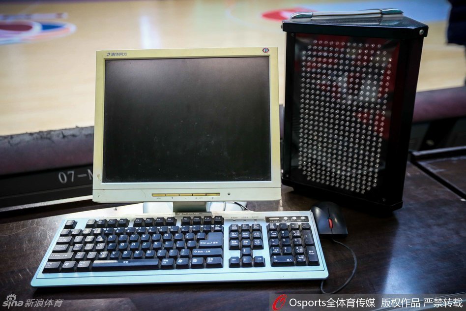 技术台桌面上，各类控制器和信号灯密密麻麻，一双戴着白手套的手正稳健地操作着二十四秒计时器的复位按钮，指尖的每一次触碰，都关乎着场上十名球员的进攻节奏。