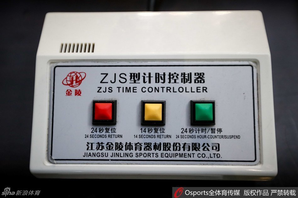 明亮的体育馆内，高大的篮架下，记录台的工作人员正在进行最后的设备确认，巨大的CBA标志悬挂在背景板上，一切准备就绪，静待开场哨音的响起。