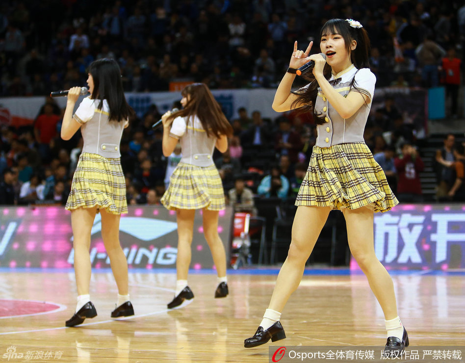 表演结束后,女孩们对着看台挥手致意,脸上带着些许运动后的红晕,她们青春的身影成为了这场激烈篮球盛宴之外最美好的回忆。