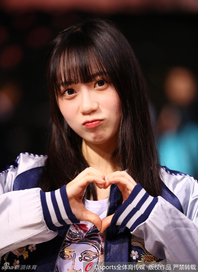 少女们整齐划一地做着热身动作,格子裙摆随着节奏轻轻摆动,仿佛将星梦剧院的舞台搬到了热血沸腾的CBA赛场。