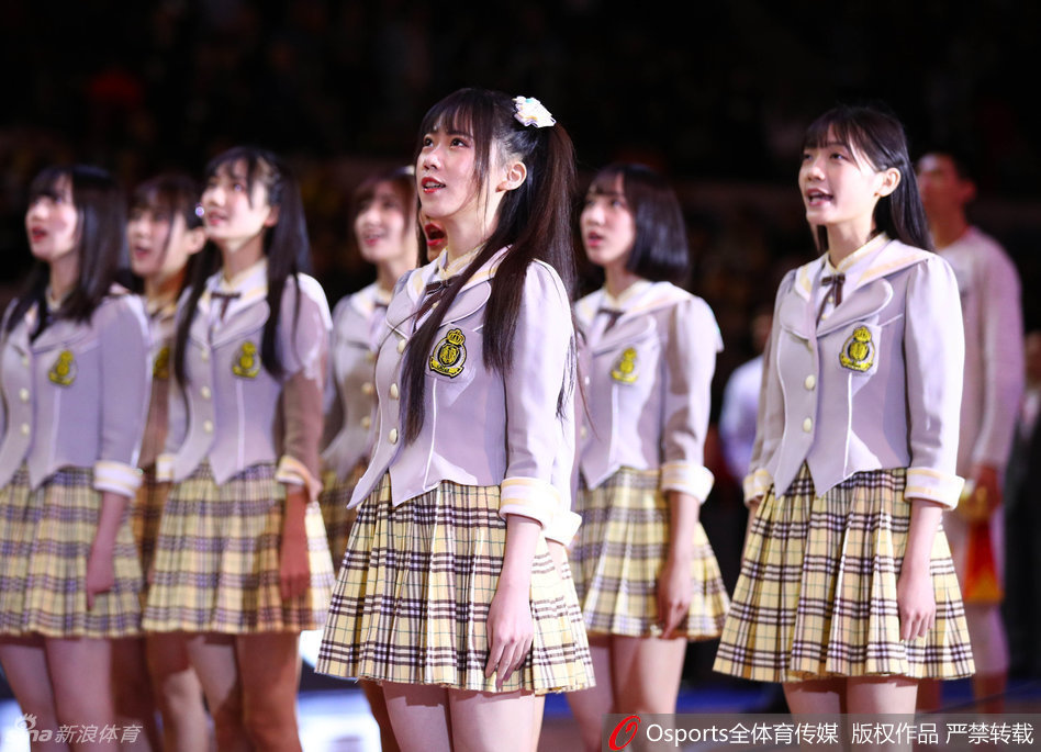 身着白衬衫和格子短裙的GNZ48少女们,在赛场边热身,脸上洋溢着比春日阳光还灿烂的元气笑容,瞬间融化了球迷的心。