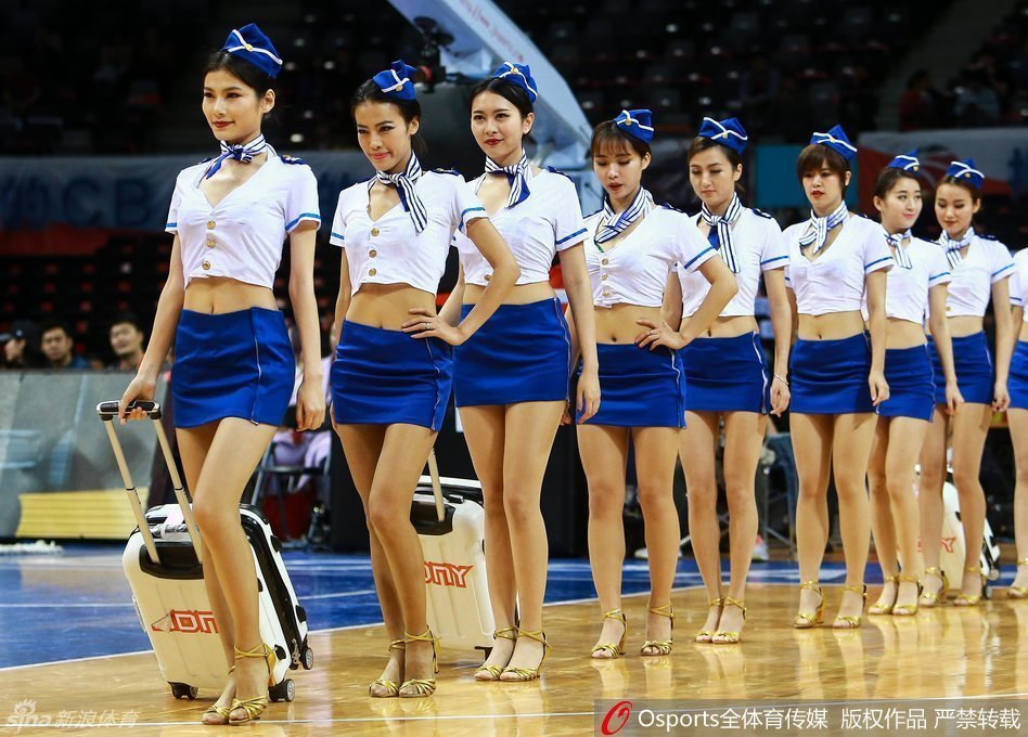 赛场上,篮球宝贝们摆出帅气十足的造型,自信的姿态和健康的体态,完美诠释了力量与柔美的结合。