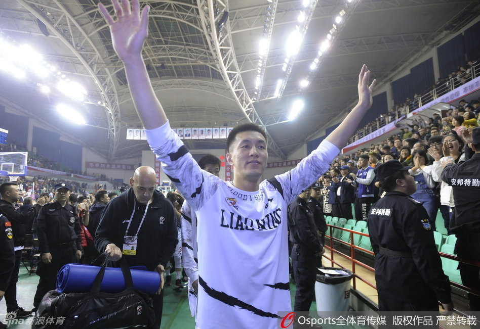 刘志轩神情落寞地低头走下场，这个系列赛他承担了巨大的防守压力，此刻眼神中充满了疲惫与失落