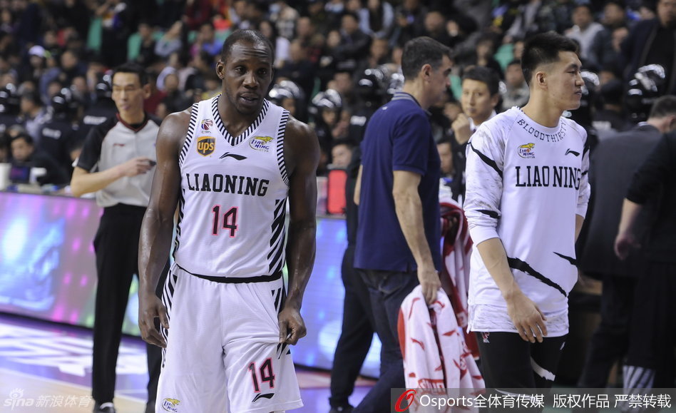 队长杨鸣神情凝重地望向远方，眼中充满了对赛季结束的不舍和对未能走得更远的深深遗憾