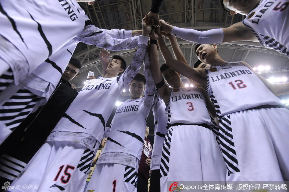 赛后，赵继伟坐在场边久久不愿离去，他再次用球衣掩面，沉浸在失利的巨大悲伤中，让人动容