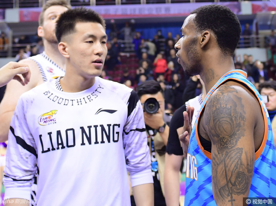 场边神情落寞的郭艾伦与新疆外援亚当斯进行短暂交流，一个是因伤缺阵的球队灵魂，一个是杀死比赛的关键先生。