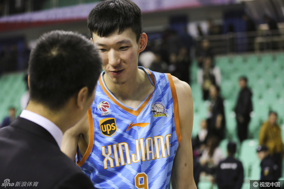 辽宁巨塔韩德君与“中国勒布朗”李根在禁区肌肉碰撞，力量与力量的对抗火星四溅。