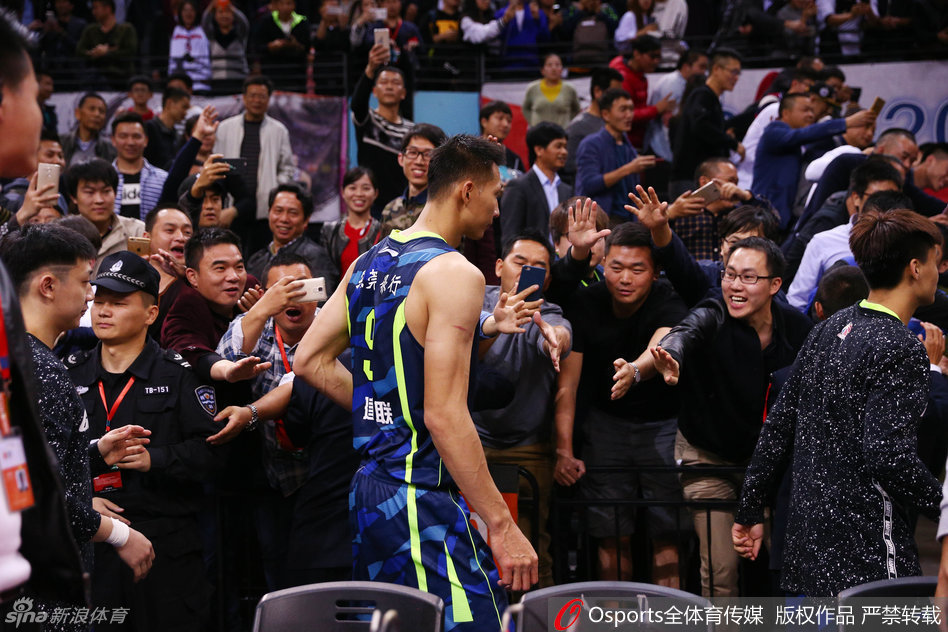场上是兄弟也是对手，赛后易建联与深圳队新星沈梓捷低声交谈，仿佛在进行着一场关于未来的对话。