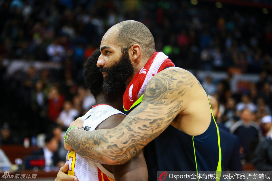 温情一幕，广东队新星赵睿在欢庆胜利之余不忘安慰失落的深圳队于德豪，胜负之外，年轻人的友谊更显珍贵。