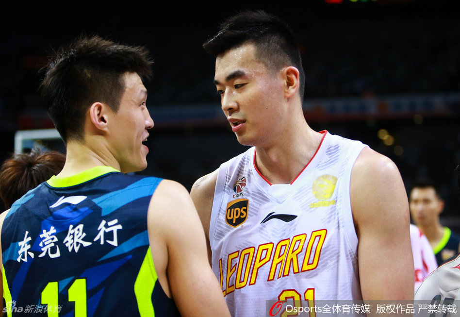 胜利的喜悦溢于言表，陈江华张开双臂纵情欢呼，这一刻他等待了太久，这是属于全队的荣耀时刻。