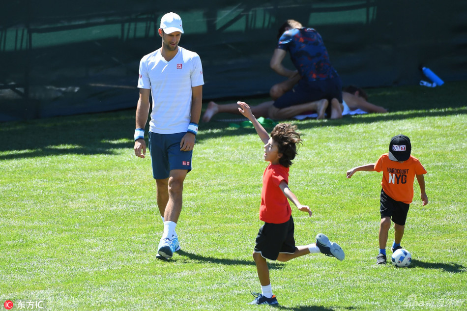 画小朋友踢足球的图画