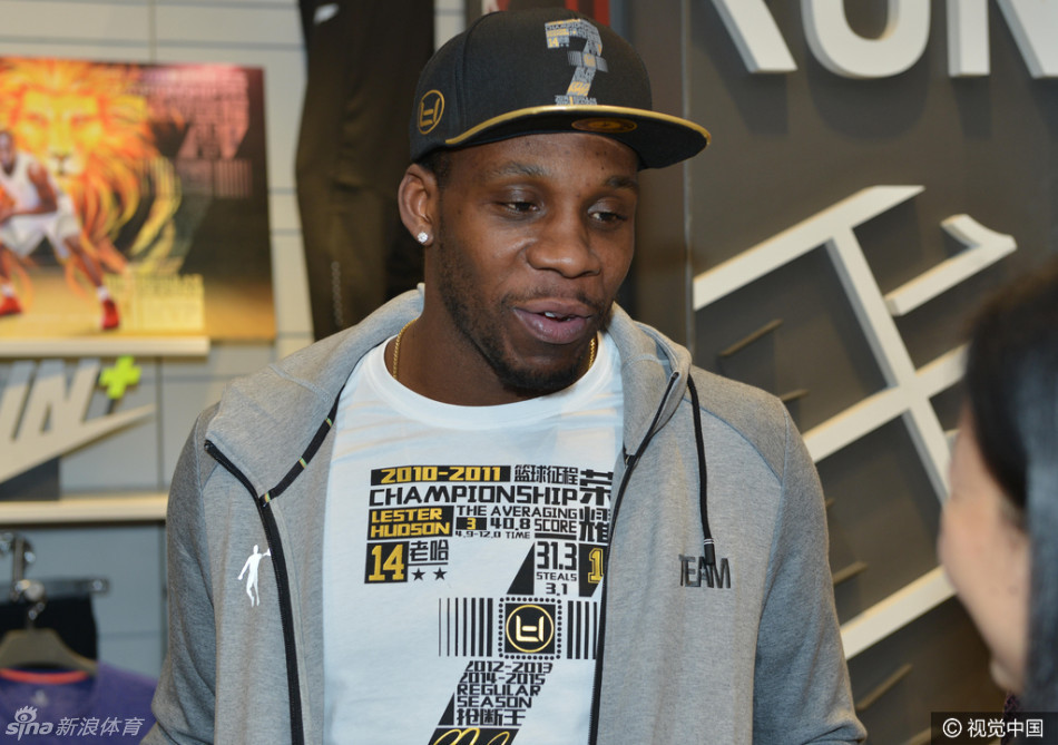 哈德森手持篮球，对着镜头露出标志性的憨笑，背景是热情的沈阳球迷，整个画面洋溢着浓浓的温情与支持