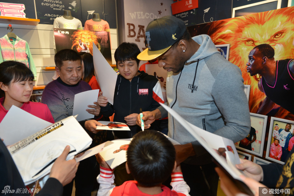 活动现场人头攒动，哈德森被热情的球迷团团围住，大家纷纷举起手机记录下与这位功勋外援近距离接触的时刻