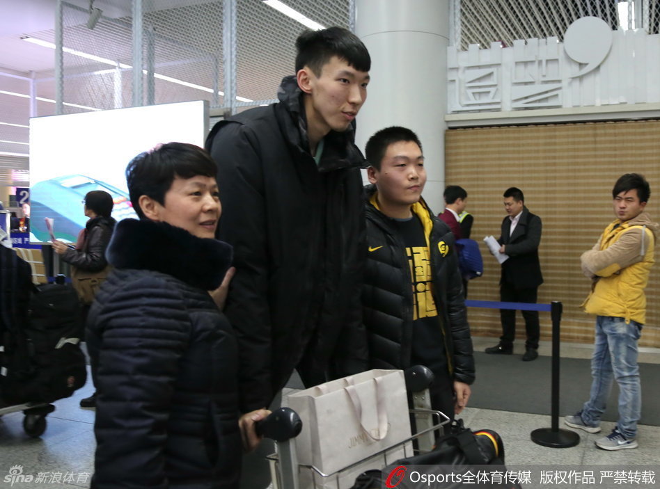 队长可兰白克一身休闲装扮走出，他双手合十，向热情守候的球迷们表达着由衷的感谢，眼神中充满温情。