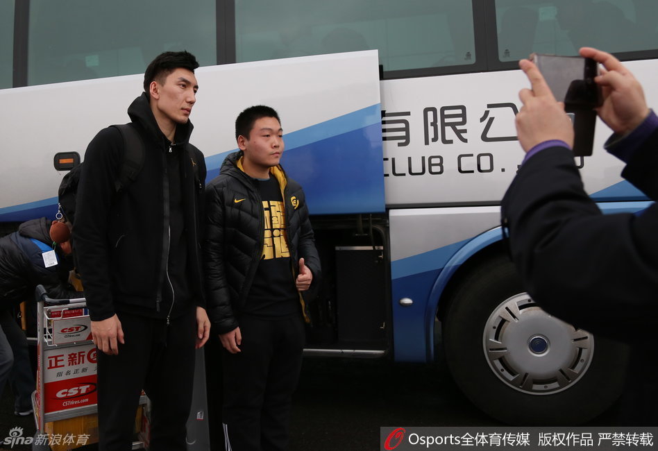 布莱切与孙鸣阳并肩而行，布莱切神情轻松搞怪，孙鸣阳则侧身倾听，两人似乎在交谈着比赛中的某个有趣瞬间。