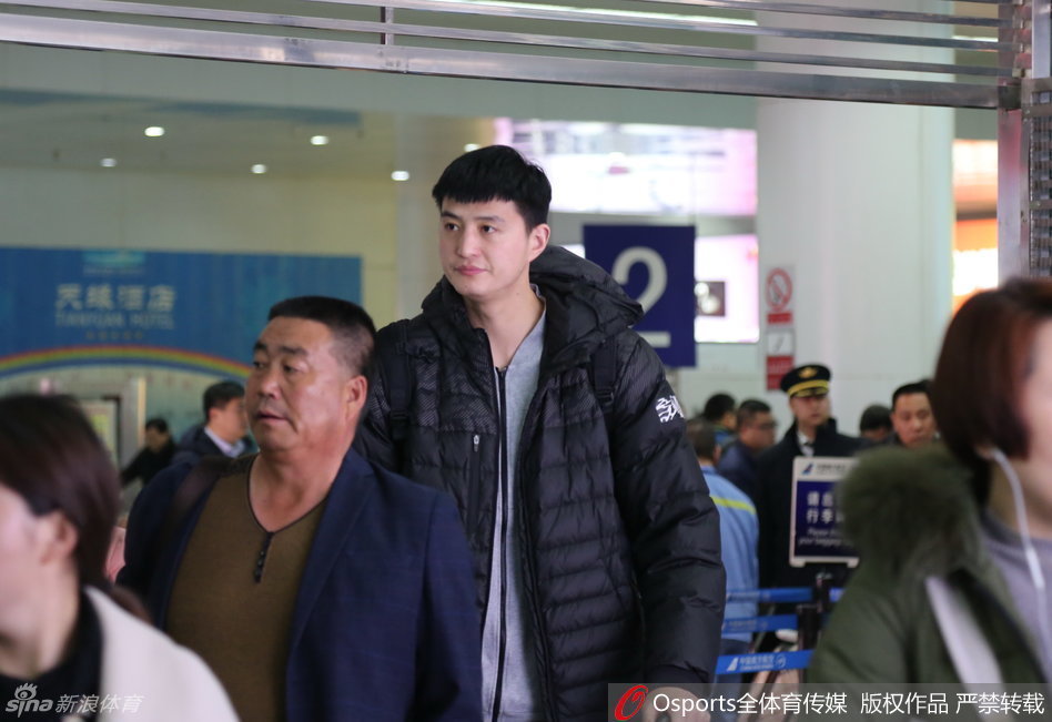 年轻后卫孙鸣阳与王子瑞推着行李箱并肩走来，两人表情轻松自信，眼神中闪烁着对未来的憧憬与坚定。