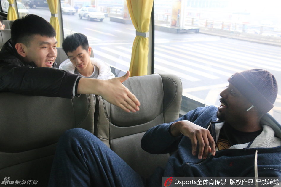 新疆男篮众将集体亮相机场，队员们身着便装心情大好，队长可兰白克走在最前，迎接他们的是山呼海啸般的欢呼。