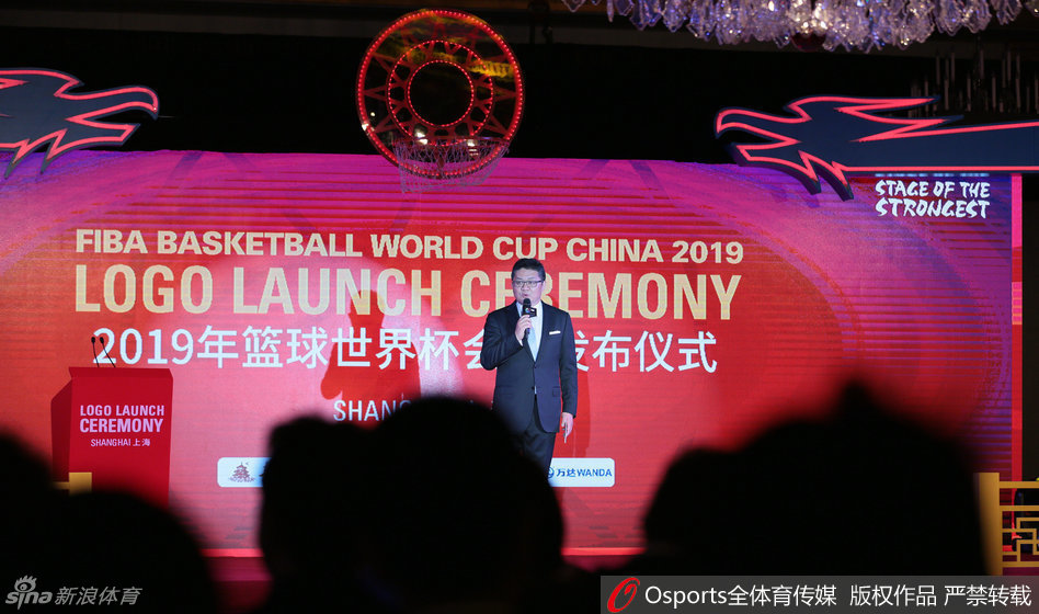 姚明与一位业余篮球运动员代表共同推动装置，会徽在红色大门的开启中正式揭晓，现场气氛达到高潮