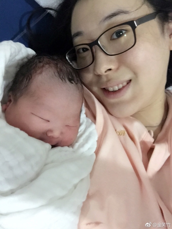 卫猛单手轻轻托起儿子,小家伙好奇地望向镜头,一双明亮的眼睛显得格外有神。卫猛脸上露出欣慰的笑容,仿佛在向世界宣告自己成为父亲的骄傲。