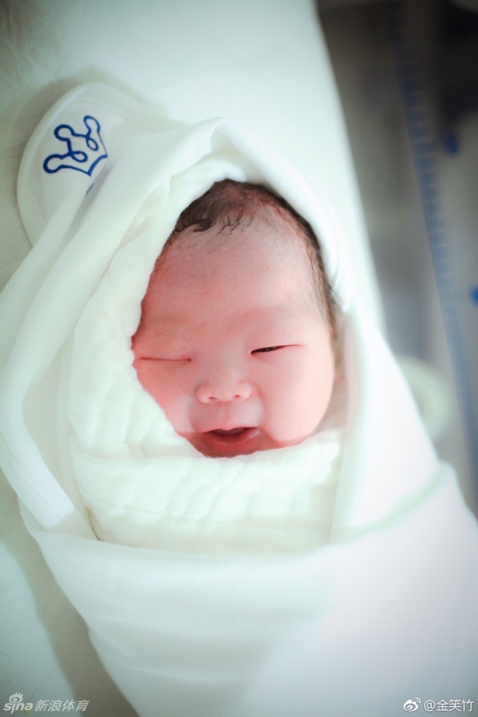 卫猛与爱妻金笑竹陪伴在新生宝宝身旁,两人脸上洋溢着幸福的笑容,共同注视着这个爱情结晶,一家三口的首次同框充满了甜蜜与温馨。