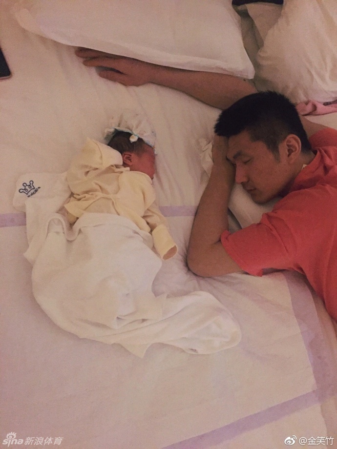 初为人父的卫猛,温柔地怀抱着刚出生的儿子,他凝视着小宝贝的眼神里满是藏不住的疼爱,小家伙安静地睡着,画面宁静而美好。
