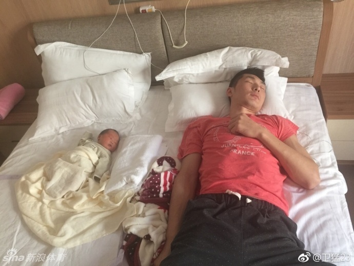 小宝宝躺在柔软的毯子上,小手微微张开,仿佛想要抓住什么。卫猛在一旁温柔地看着,这双在球场上抢篮板的大手,此刻只想给予孩子最温暖的守护。