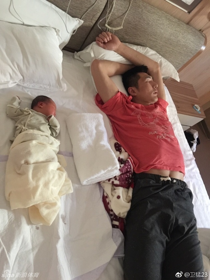 卫猛轻轻亲吻儿子的额头,小家伙肉嘟嘟的脸蛋让人心生喜爱。这一刻,球场的喧嚣远去,只剩下父子间最纯粹的情感交流,画面感人至深。