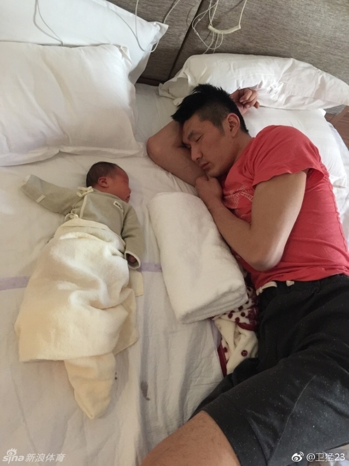 卫猛抱着儿子,小家伙趴在爸爸宽厚的肩膀上,显得无比安心。这个坚实的臂膀,曾经扛起过球队的内线防守,如今也扛起了对家庭的责任与爱。