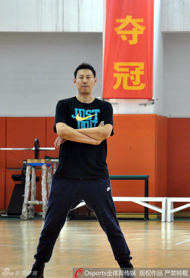铁帅李楠双手叉腰站在训练场中央,目光如炬,霸气十足的站姿彰显出他对球队纪律的严格要求和对胜利的无限渴望。